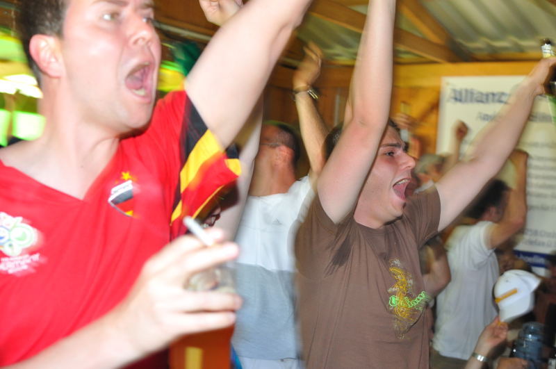 Public Viewing auf der Straußenfarm Uwe Joite in Sachsen